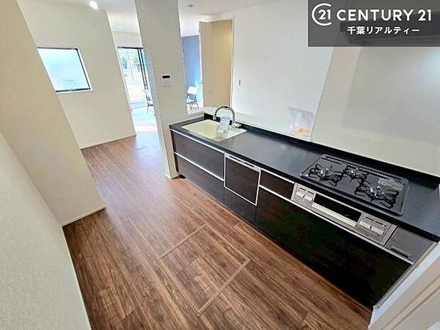 ゆとりある調理スペースで作業がしやすい快適なキッチンです！お子様と一緒にお菓子造りも楽しめる広々スペースです。楽しい調理時間になりそうですね！