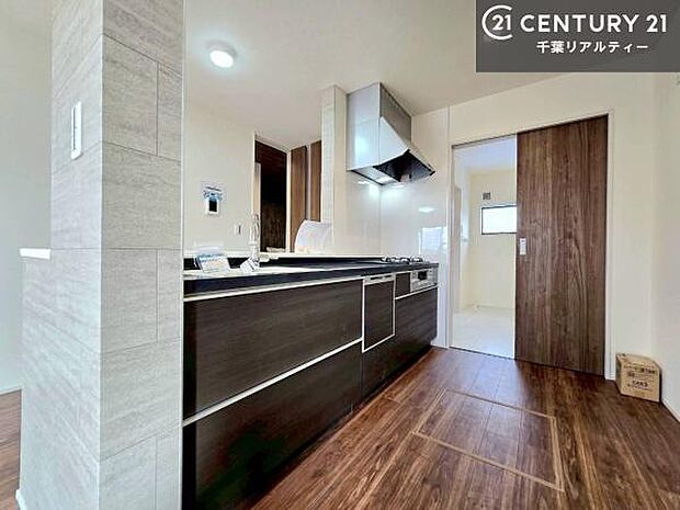 収納スペースが豊富で、調理スペースがスッキリと片付きひろ〜く活用できます！快適に作業ができます！毎日の料理が捗ります！