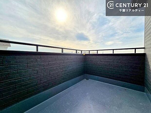 陽当たりの良いバルコニーで、お洗濯物もよく乾きそうですね！お天気の良い日にはバルコニーへ出てリフレッシュするのも気持ちよさそうです。