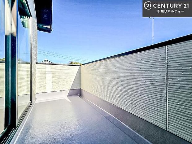 陽当たり良好なバルコニーです！晴れた日には青い空を見渡せる開放的な時間を楽しめます。