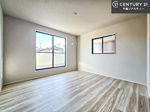 バルコニーに面している洋室です。明るく温もりがあり、換気もしっかりできます！朝起きて、外に出て背伸びをしつつ深呼吸をし良い朝を迎え入れることができます。