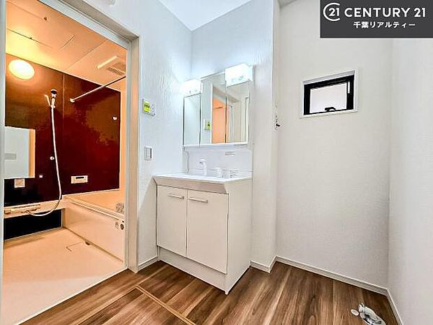 小窓付きの明るい洗面室です！湿気もすぐに入れ替えができて清潔に保つことができます！自然光が差し込むのでお化粧の仕上がりも良くなりますね！