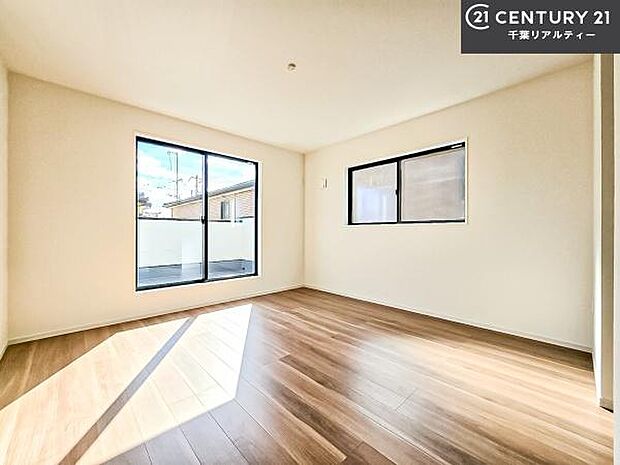 バルコニーに面している洋室です。明るく温もりがあり、換気もしっかりできます！朝起きて、外に出て背伸びをしつつ深呼吸をし良い朝を迎え入れることができます。