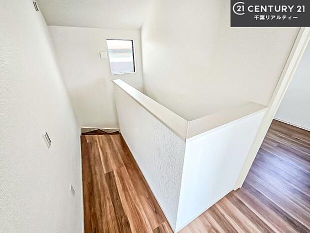 階段は明るく足元がしっかりと見えて安心！お子様やご年配の方も安心してご利用頂けますね。