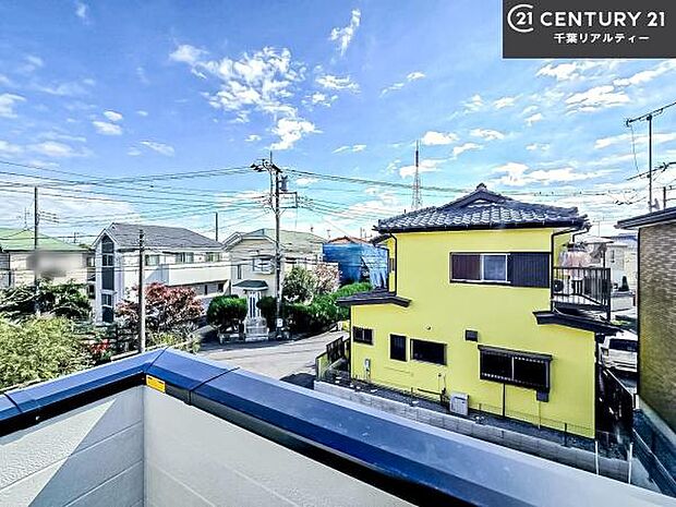 落ち着きある住宅街です！周囲には高い建物がなく、空が広く開放感があり、陽当たりを大きく遮られることもありません！気持ちの良い風が通り抜ける街並みです！