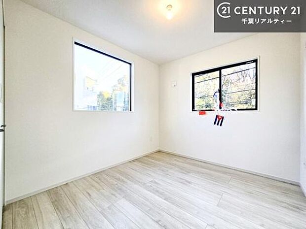 洋室は子供部屋や寝室、色々と用途多彩に利用できますね。収納力もたっぷりなので、広々気持ちよく過ごすことができます。