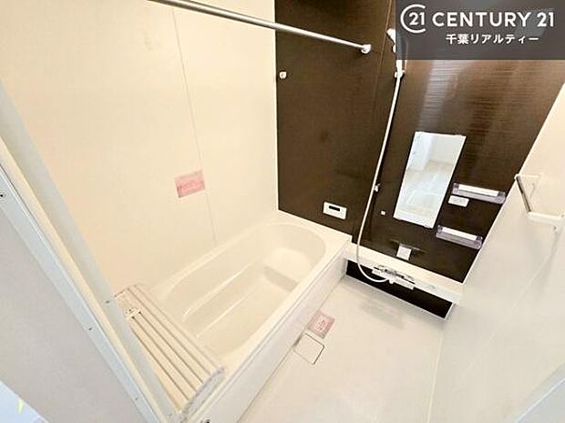 落ち着きある大人の雰囲気のバスルームは、味が出ていてバスタイムが充実！お仕事頑張っているご褒美にお好みの匂いの入浴剤を入れて、楽しんでみてはいかがでしょうか？