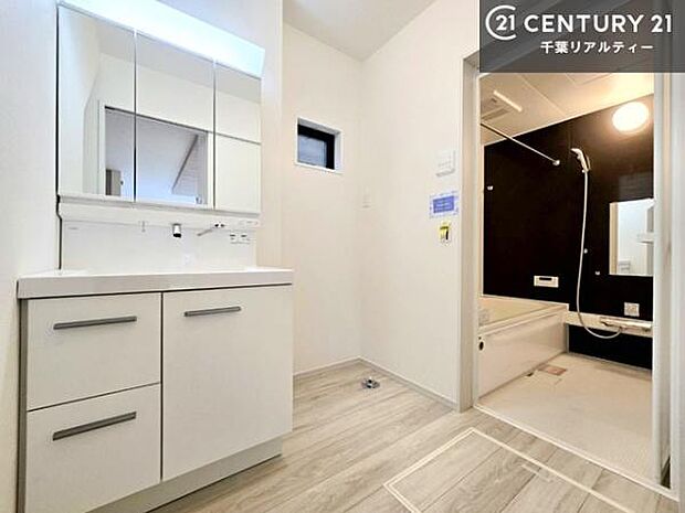 小窓付きの明るい洗面室です！湿気もすぐに入れ替えができて清潔に保つことができます！自然光が差し込むのでお化粧の仕上がりも良くなりますね！