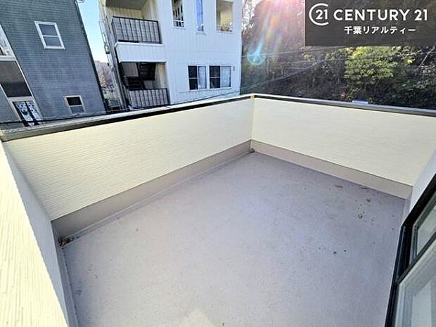 陽当たり良好なバルコニーです！晴れた日には青い空を見渡せる開放的な時間を楽しめます。