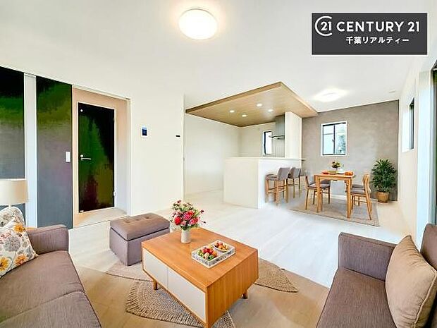 家具はCGパースです。心地良いリビングは家族が自然と集まります。家族団欒の時間が増えそうです。ご家族と、より一層充実した時間を過ごせそうですね。