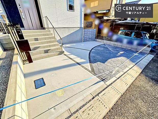 駐車スペースは2台分あります！セカンドカーはもちろん、バイクや自転車なども置き場所に困りません。