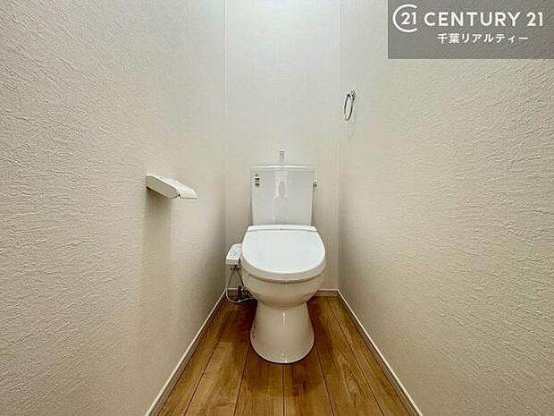 トイレは温水洗浄便座付きで、快適な毎日をサポートいたします。清潔で使いやすく、ご家族皆さまにご満足いただける設備です。