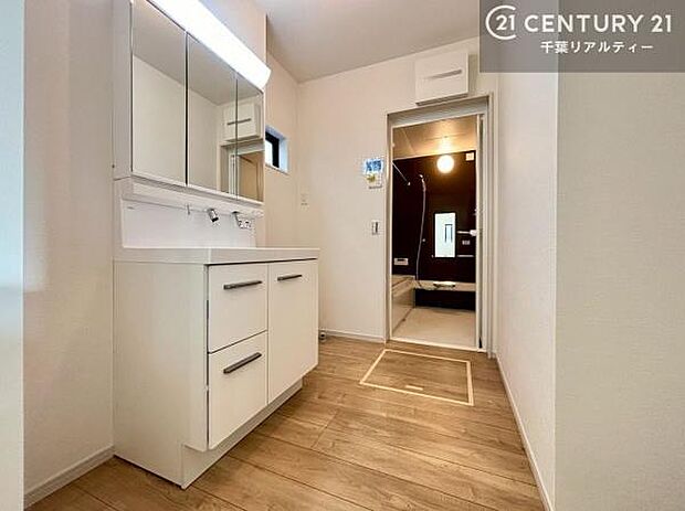 小窓のついた洗面所は、光と風が入りやすく、いつでも快適にお使いいただけます。三面鏡で使い勝手が良く、鏡裏収納も備えておりますので、日用品やスキンケア用品もすっきり整理できます。