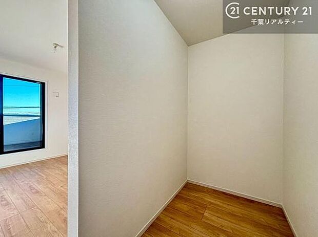 ウォークインクローゼット付きです。たくさんのお洋服などを収納しておけそうですね！他にも扇風機や加湿器など季節物の大きな家電も収納できます。