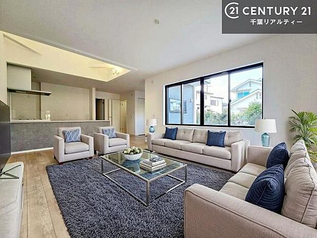 開放感のある広々LDK！ソファーやダイニングテーブルを置いても窮屈にならないので快適に過ごせます！コミュニケーションが取りやすいリビングです！