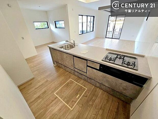 ゆとりある調理スペースで作業がしやすい快適なキッチンです！お子様と一緒にお菓子造りも楽しめる広々スペースです。楽しい調理時間になりそうですね！