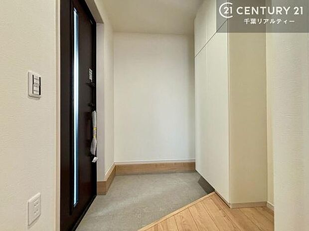 収納付き玄関は、見た目もすっきり、使い勝手も良好。整理整頓がしやすく、快適な生活動線をサポートします。