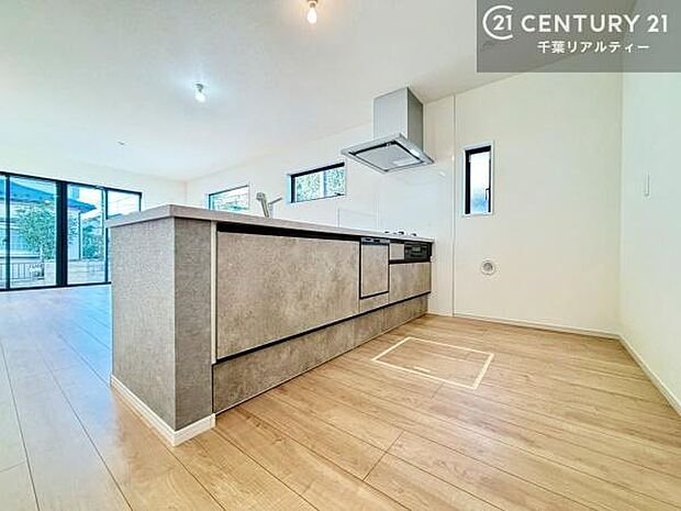 開放感のあるキッチンは、ご家族とのコミュニケーションが取りやすい設計。お料理をしながら会話が弾み、日々の暮らしに心地よい時間が流れます。