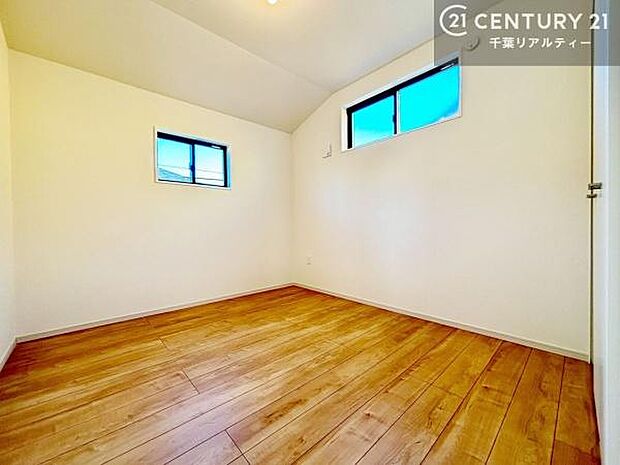 2面採光で明るく開放的。掃き出し窓がないため外部の視線が入りにくく、落ち着いた空間になっており、学習や遊びにも集中できる子ども部屋としてぴったりです。