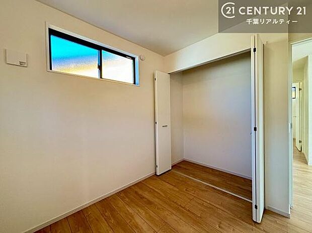 収納スペースを完備しており、衣類やおもちゃ、学用品などをすっきり整理できます。お部屋を広く使えるため、快適で整った住空間を実現します。