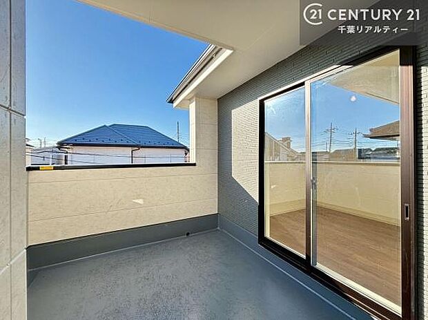 陽当たり良好なバルコニーです！晴れた日には青い空を見渡せる開放的な時間を楽しめます。