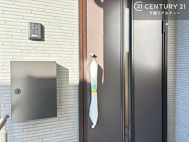 周辺には小・中学校やスーパー、公園など生活施設が整っており、毎日の通学やお買い物も安心。落ち着いた街並みで、家族みんなが快適に過ごせる住環境です。