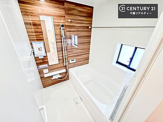 落ち着きある大人の雰囲気のバスルームは、味が出ていてバスタイムが充実！お仕事頑張っているご褒美にお好みの匂いの入浴剤を入れて、楽しんでみてはいかがでしょうか？