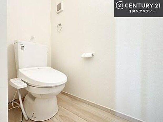 1・2階にトイレがございます！朝の忙しい時間帯も待たずにすみそうですね。白を基調とした清潔感のあるトイレでお手入れがしやすいです！