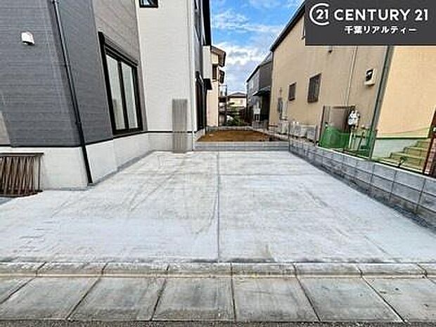 駐車スペースは2台分あります！セカンドカーはもちろん、バイクや自転車なども置き場所に困りません。