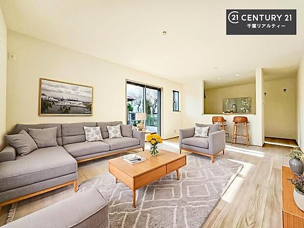 家具はCGパースです。開放感のある広々LDK！ソファーやダイニングテーブルを置いても窮屈にならないので快適に過ごせます！コミュニケーションが取りやすいリビングです！