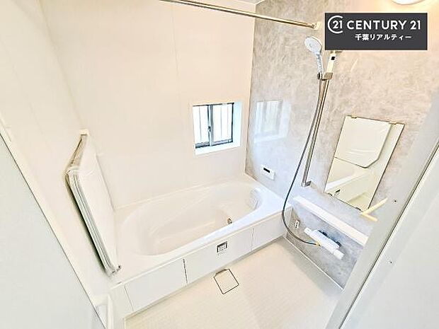 落ち着きある大人の雰囲気のバスルームは、味が出ていてバスタイムが充実！お仕事頑張っているご褒美にお好みの匂いの入浴剤を入れて、楽しんでみてはいかがでしょうか？