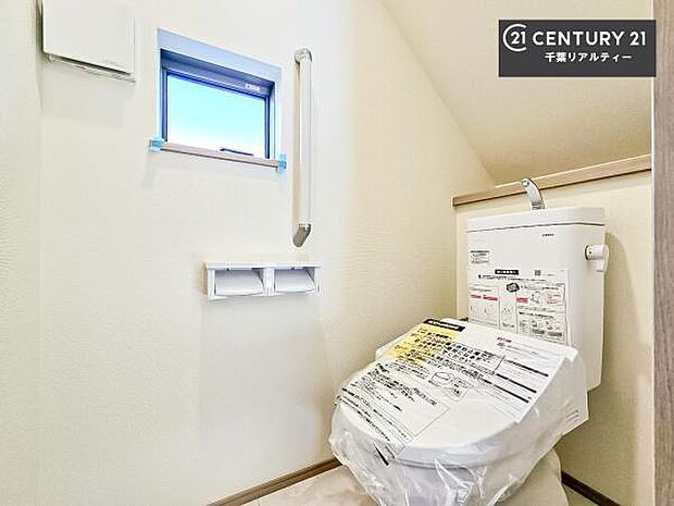 1・2階にトイレがございます！朝の忙しい時間帯も待たずにすみそうですね。白を基調とした清潔感のあるトイレでお手入れがしやすいです！