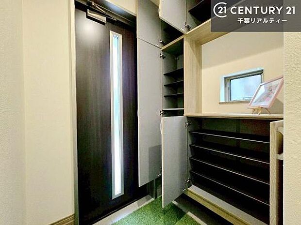 玄関の可動棚は、収納力良好で靴をすっきり整理できるだけでなく、飾り棚としても活用可能。お気に入りの小物やグリーンを置けば、来客を迎えるおしゃれな空間に仕上がります!