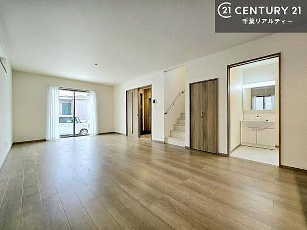 開放感のある広々LDK!ソファーやダイニングテーブルを置いても窮屈にならないので快適に過ごせます!コミュニケーションが取りやすいリビングです!