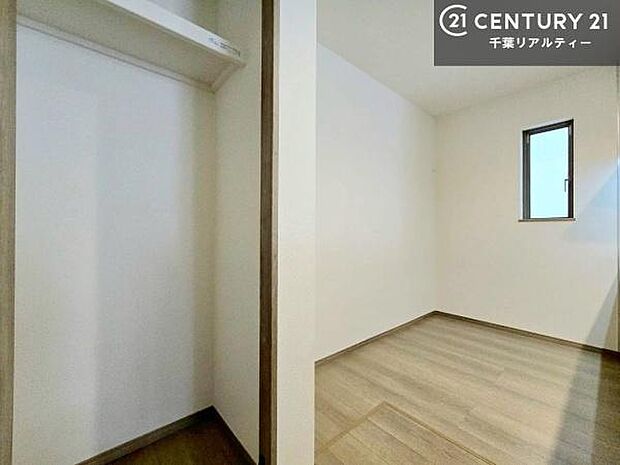 キッチン横に収納を完備し、食材や日用品のストックに便利。調理中でもすぐに取り出せる位置にあり、家事動線を考えた使いやすい設計です。