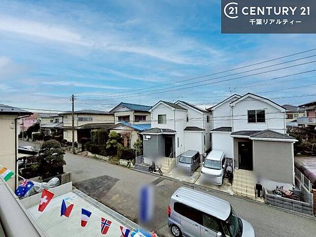 落ち着きある住宅街です!周囲には高い建物がなく、空が広く開放感があり、陽当たりを大きく遮られることもありません!気持ちの良い風が通り抜ける街並みです!