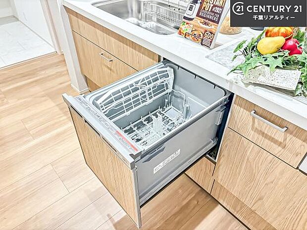 食洗機付き！忙しい時や冬場は手荒れ防止として大活躍します！ビルトイン仕様なので、場所も取らず調理スペースも広く使えて手際よく作業が出来ます！