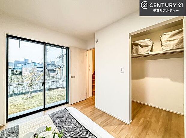 洋室は子供部屋や寝室、色々と用途多彩に利用できますね。収納力もたっぷりなので、広々気持ちよく過ごすことができます。