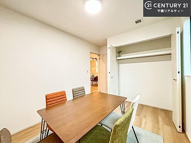 シンプルにデザインされているため、家具を選びません！お気に入りの家具を置いてくつろげる空間を作ることができます。