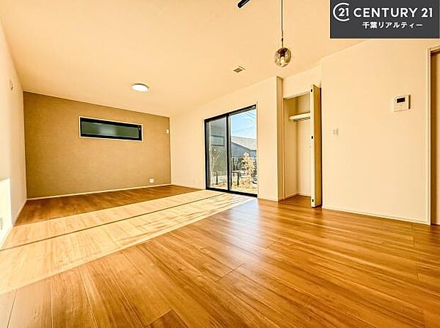 広々ダイニングスペース！ゆったりお食事。笑い声響く楽しい時間が過ごせます。日々の疲れも癒されます！