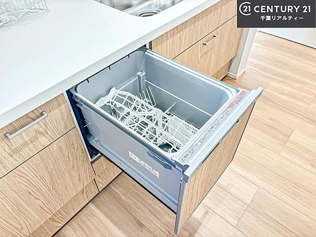 食洗機付き！忙しい時や冬場は手荒れ防止として大活躍します！ビルトイン仕様なので、場所も取らず調理スペースも広く使えて手際よく作業が出来ます！