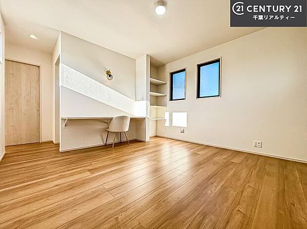 収納力のある洋室です。お部屋もすっきり広々と使えて気持ちが良いです！キレイな明るいお部屋で過ごすのは、更にのんびりゆっくりできますね！