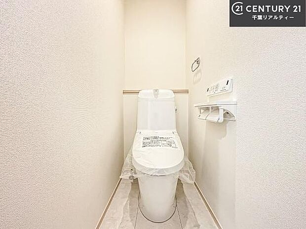 温水洗浄便座につき、冬場は便座が暖かくできるので冷たい便座に座らずに済む嬉しい仕様です！シンプルなカラーを基調としているので、お手入れがしやすいです。