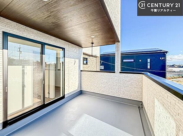 落ち着きある住宅街です！周囲には高い建物がなく、空が広く開放感があり、陽当たりを大きく遮られることもありません！気持ちの良い風が通り抜ける街並みです！