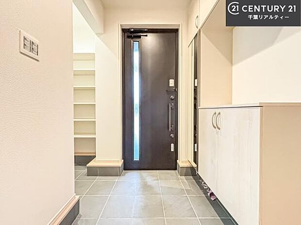 シューズボックス付きなので、玄関が片付きお掃除がしやすいです！スッキリした玄関で戸を開けた瞬間、清潔感のある心地いい空間が出迎えてくれます。