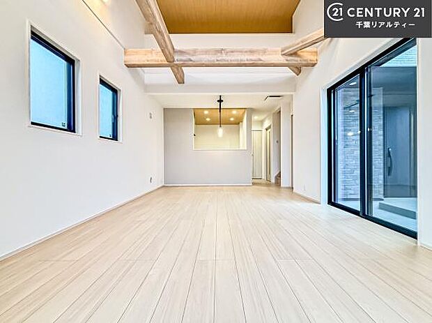 広々ダイニングスペース！ゆったりお食事。笑い声響く楽しい時間が過ごせます。日々の疲れも癒されます！