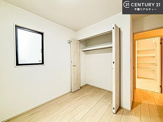 収納力のある洋室です。お部屋もすっきり広々と使えて気持ちが良いです！キレイな明るいお部屋で過ごすのは、更にのんびりゆっくりできますね！