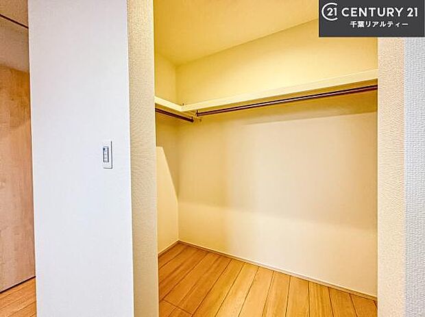 ウォークインクローゼット付きです。たくさんのお洋服などを収納しておけそうですね！他にも扇風機や加湿器など季節物の大きな家電も収納できます。