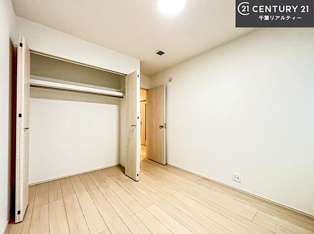 洋室は子供部屋や寝室、色々と用途多彩に利用できますね。収納力もたっぷりなので、広々気持ちよく過ごすことができます。