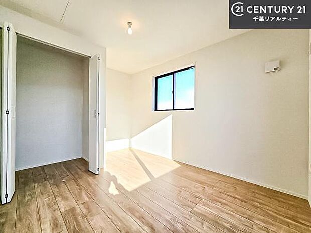 収納スペースがついています！居室をスッキリ整頓する事ができますね。家具を選ばないシンプルなデザインの為、家具を選ばずお気に入りの空間作りができそうですね。